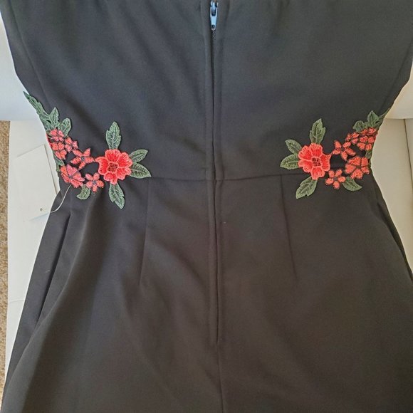 Black with Red Roses short Jumpier - Picture 7 of 12